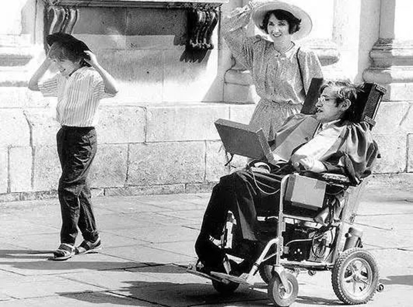 霍金是如何靠轮椅实现发音写作自由的?