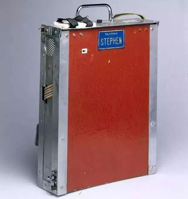 霍金是如何靠轮椅实现发音写作自由的?