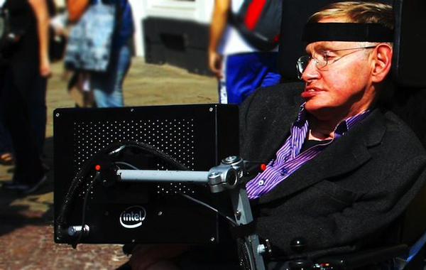 霍金是如何靠轮椅实现发音写作自由的?