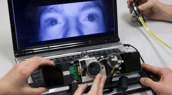 霍金是如何靠轮椅实现发音写作自由的?