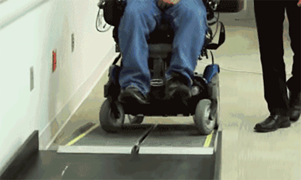 霍金是如何靠轮椅实现发音写作自由的?