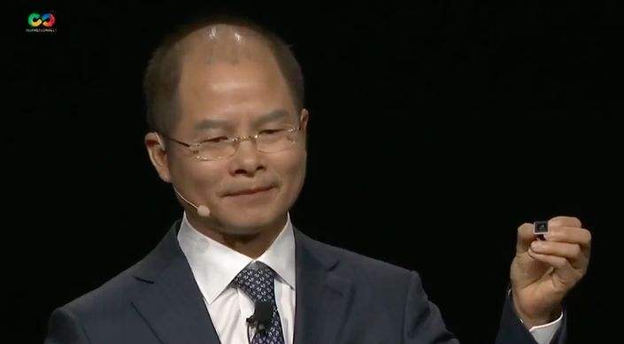 AI 巨头们的新战事:谁能把 AI 最先装进“U 盘”里? 华为轮值总裁 徐直军