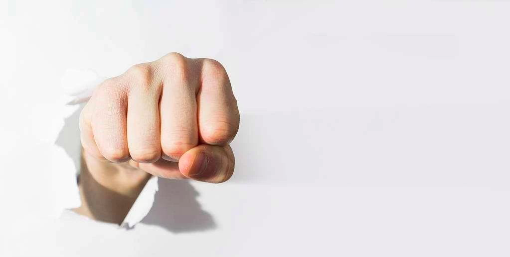 Punch through. Бумага в кулаке. Punch through. Punch through. Разбитый кулак в темноте.