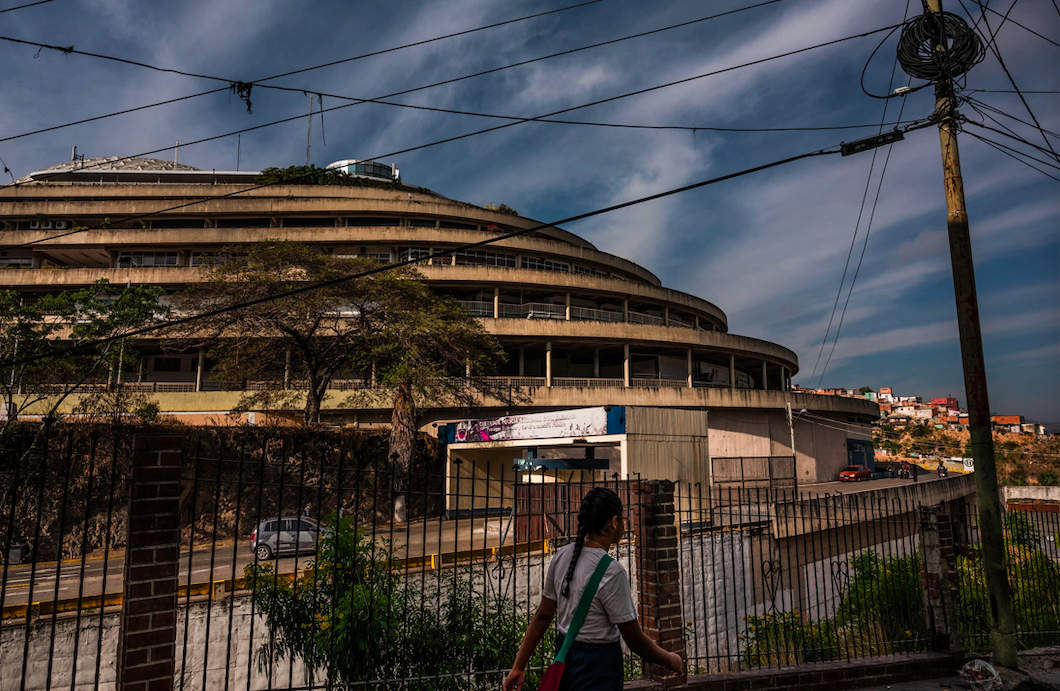 天才程序员的传奇人生:项目被总统抢走,在瞄准镜下写完代码后被捕入狱