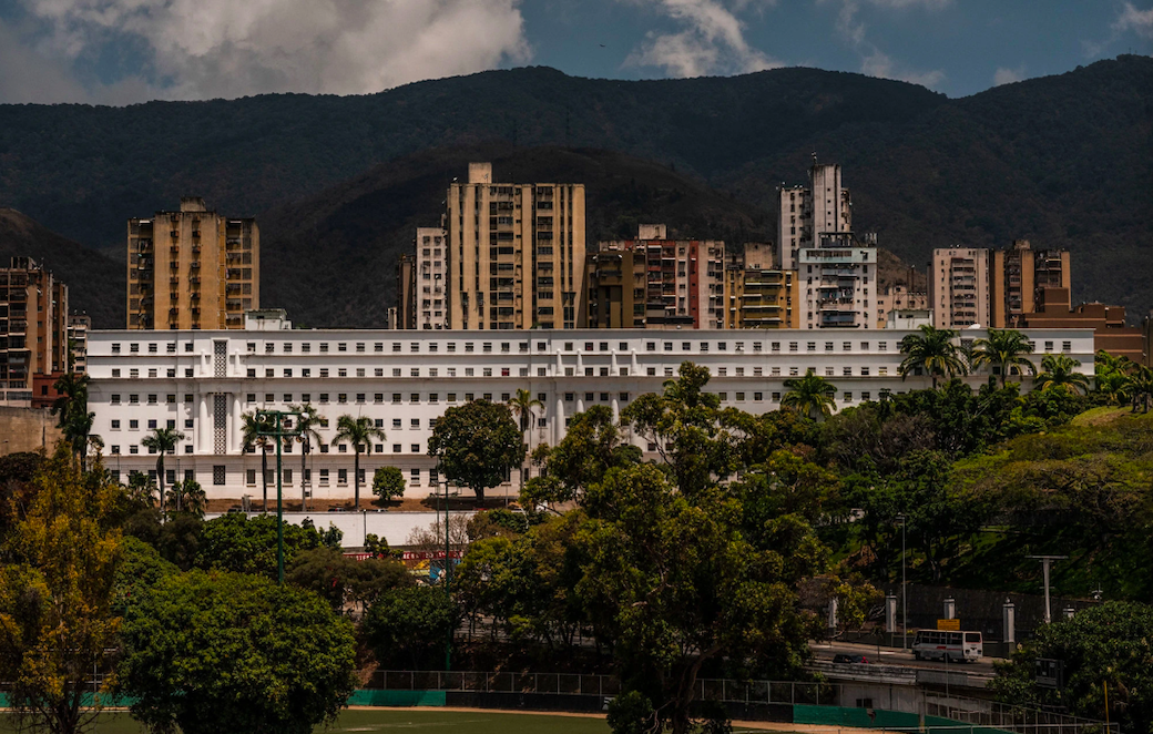 天才程序员的传奇人生:项目被总统抢走,在瞄准镜下写完代码后被捕入狱