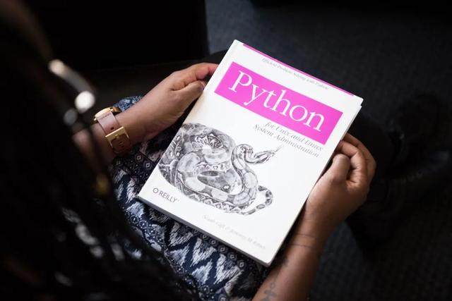 Python也有保质期?它在脚本领域的“大佬地位”还能持续多久?